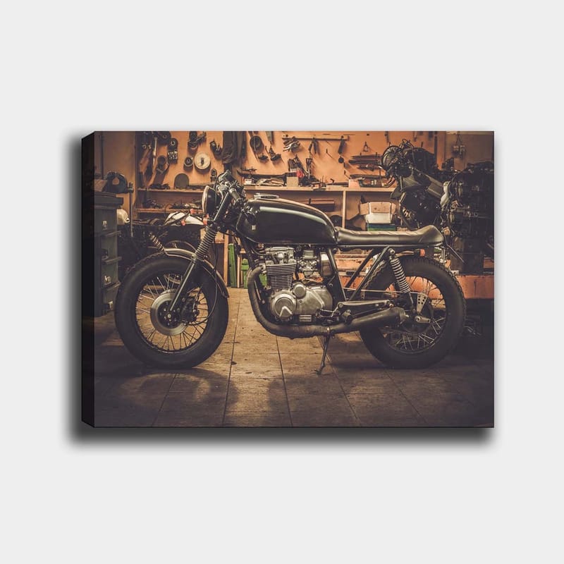 Lærred 70x100 cm - Stilfuld motorcykel i et værkstedsmiljø - Sort / Grå / Sølv - Boligtilbehør - Billeder & kunst - Billeder på lærred