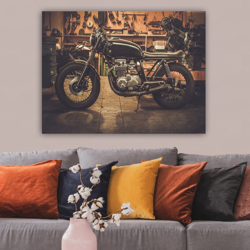 Lærred 70x100 cm - Stilfuld motorcykel i et værkstedsmiljø, Sort / Grå / Sølv