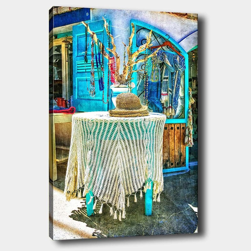 Lærred 70x100 cm - Stilfuld og farverig interiørdetalje med en hat på et bord, omgivet af smykker og tøj, Blå / Hvid / Beige