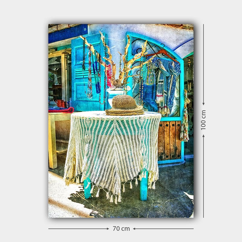 Lærred 70x100 cm - Stilfuld og farverig interiørdetalje med en hat på et bord, omgivet af smykker og tøj - Blå / Hvid / Beige - Boligtilbehør - Billeder & kunst - Billeder på lærred