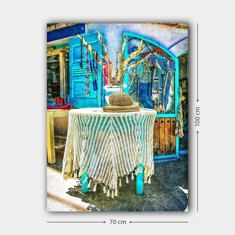 Lærred 70x100 cm - Stilfuld og farverig interiørdetalje med en hat på et bord, omgivet af smykker og tøj - Blå / Hvid / Beige - Boligtilbehør - Billeder & kunst - Billeder på lærred