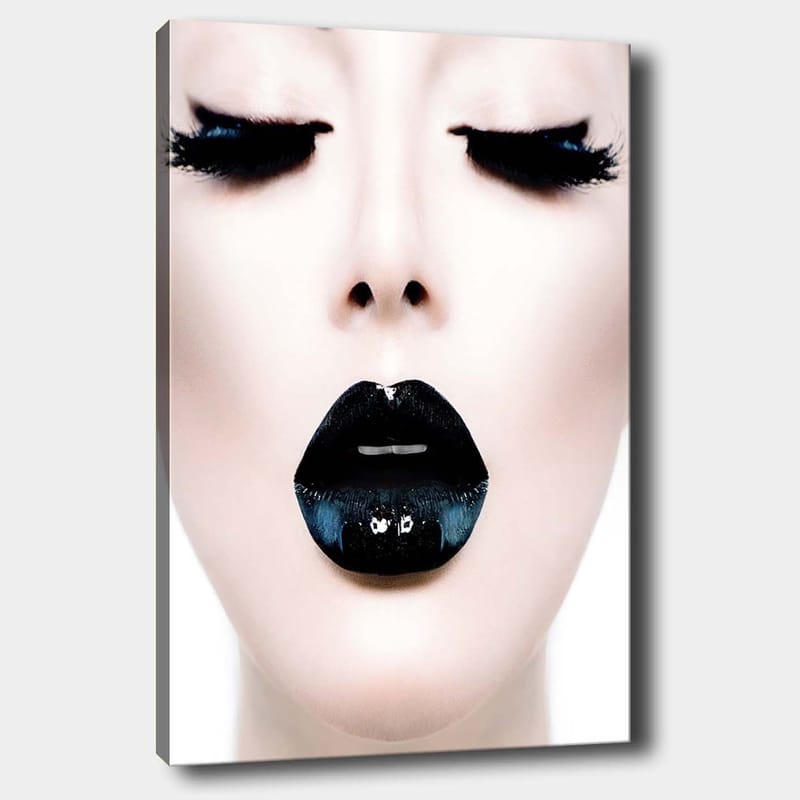 Lærred 70x100 cm - Stiliseret ansigtsportræt med fokus på en person med sort læbestift og dramatiske øjenvipper, Sort / Hvid / Grå