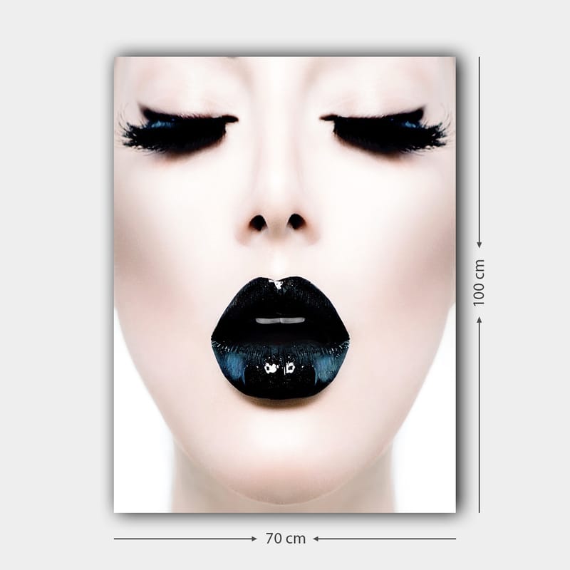 Lærred 70x100 cm - Stiliseret ansigtsportræt med fokus på en person med sort læbestift og dramatiske øjenvipper - Sort / Hvid / Grå - Boligtilbehør - Billeder & kunst - Billeder på lærred