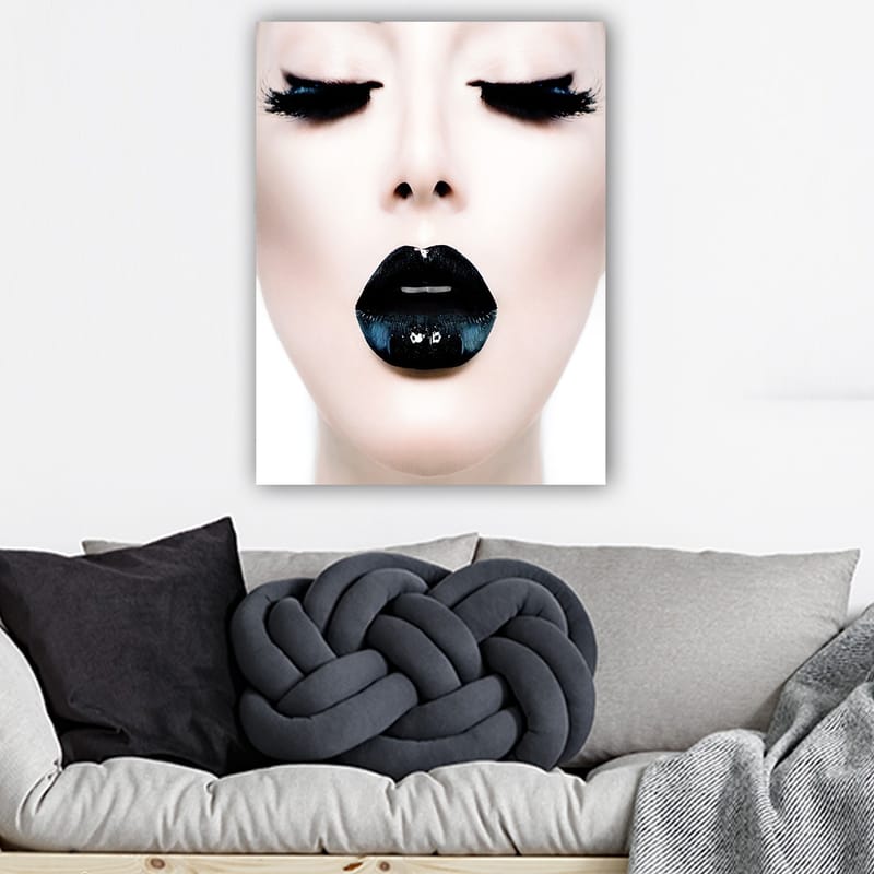 Lærred 70x100 cm - Stiliseret ansigtsportræt med fokus på en person med sort læbestift og dramatiske øjenvipper - Sort / Hvid / Grå - Boligtilbehør - Billeder & kunst - Billeder på lærred