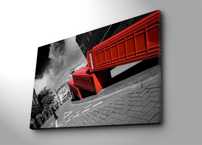 Lærred 70x100 cm - Stiliseret billede af røde telefonbokse i et sort-hvidt bybillede - Rød / Sort - Boligtilbehør - Billeder & kunst - Billeder på lærred