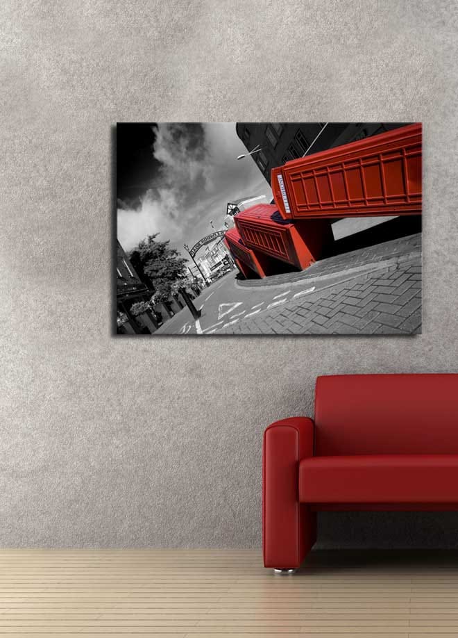 Lærred 70x100 cm - Stiliseret billede af røde telefonbokse i et sort-hvidt bybillede - Rød / Sort - Boligtilbehør - Billeder & kunst - Billeder på lærred