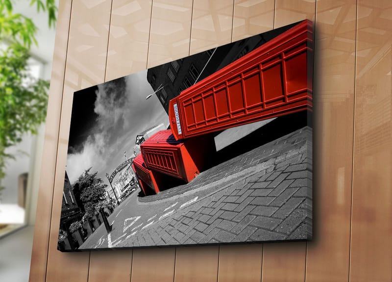Lærred 70x100 cm - Stiliseret billede af røde telefonbokse i et sort-hvidt bybillede - Rød / Sort - Boligtilbehør - Billeder & kunst - Billeder på lærred