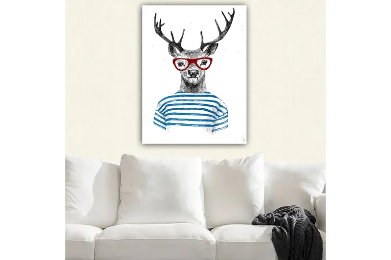 Lærred 70x100 cm - Stiliseret elg med briller og stribet sweater - Sort / Rød / Blå - Boligtilbehør - Billeder & kunst - Billeder på lærred