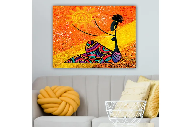 Lærred 70x100 cm - Stiliseret kvinde med en sol i hånden, omgivet af farverige mønstre - Orange / Sort / Lilla - Boligtilbehør - Billeder & kunst - Billeder på lærred