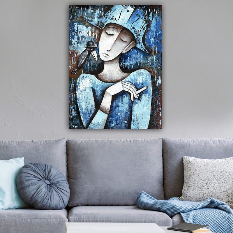Lærred 70x100 cm - Stiliseret kvinde med en sort fugl på skulderen, klædt i blåt og hvidt - Blå / Hvid / Sort - Boligtilbehør - Billeder & kunst - Billeder på lærred