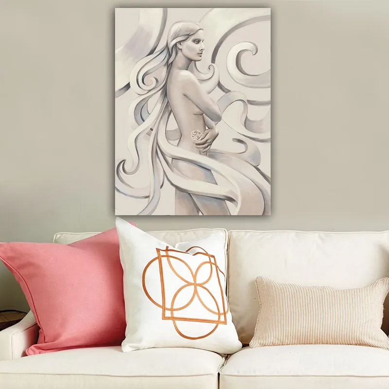 Lærred 70x100 cm - Stiliseret kvinde med langt hår, der holder en rose, omgivet af fejende linjer - Hvid / Lysegrå / Mørkegrå - Boligtilbehør - Billeder & kunst - Billeder på lærred