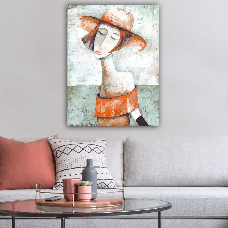 Lærred 70x100 cm - Stiliseret kvinde med stor hat og orange sweater, der giver en følelse af ro og eftertænksomhed - Orange / Grå / Hvid - Boligtilbehør - Billeder & kunst - Billeder på lærred