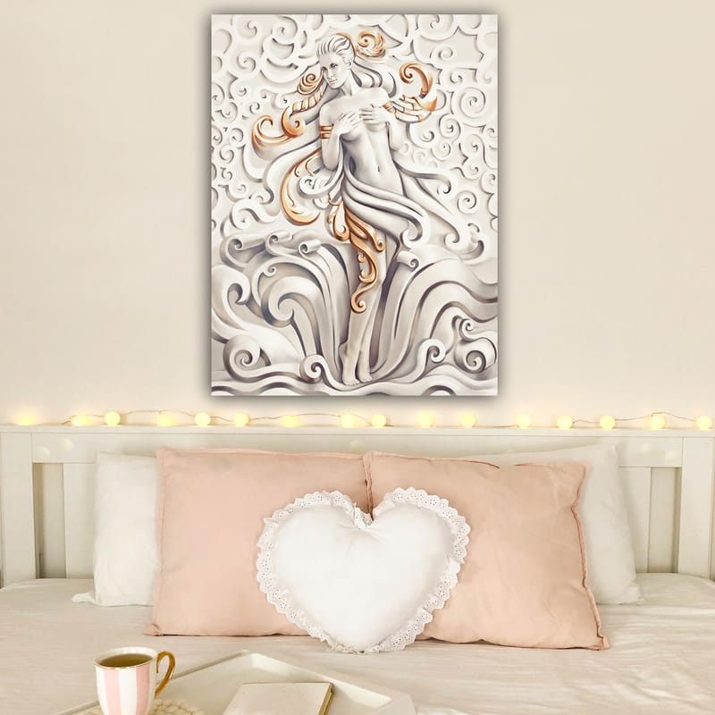 Lærred 70x100 cm - Stiliseret kvinde omgivet af svingende mønstre og ornamentik - Hvid / Beige / Guld - Boligtilbehør - Billeder & kunst - Billeder på lærred