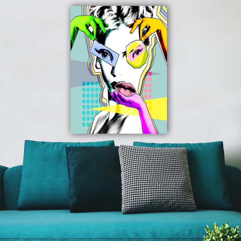 Lærred 70x100 cm - Stiliseret kvindeansigt med farverige hænder, der interagerer med ansigtet - Grøn / Lyserød / Gul - Boligtilbehør - Billeder & kunst - Billeder på lærred