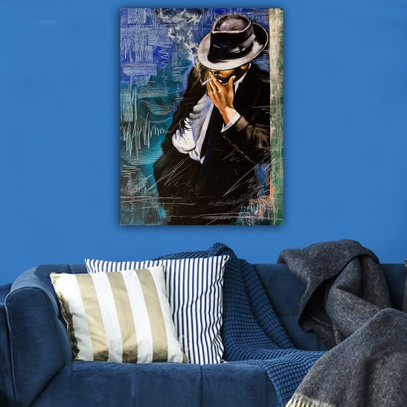 Lærred 70x100 cm - Stiliseret mand i jakkesæt, der ryger en cigaret, med en følelse af mystik og elegance - Mørkeblå / Sort / Hvid - Boligtilbehør - Billeder & kunst - Billeder på lærred