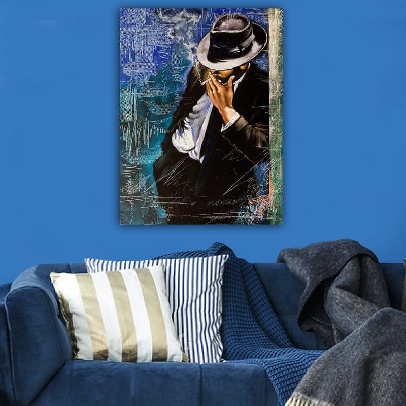 Lærred 70x100 cm - Stiliseret mand i jakkesæt, der ryger en cigaret, med en følelse af mystik og elegance - Mørkeblå / Sort / Hvid - Boligtilbehør - Billeder & kunst - Billeder på lærred
