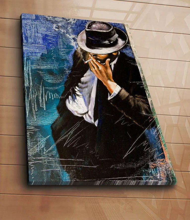 Lærred 70x100 cm - Stiliseret mand i jakkesæt, der ryger en cigaret, med en mystisk og nostalgisk atmosfære - Mørkeblå / Sort / Hvid - Boligtilbehør - Billeder & kunst - Billeder på lærred