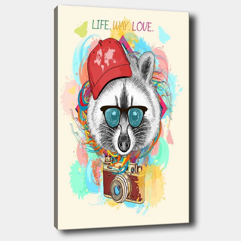 Lærred 70x100 cm - Stiliseret vaskebjørn med solbriller og kamera, iført en rød kasket, omgivet af farverige mønstre, Rød / Blå / Grøn