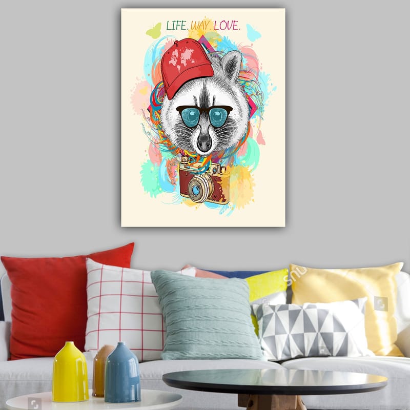 Lærred 70x100 cm - Stiliseret vaskebjørn med solbriller og kamera, iført en rød kasket, omgivet af farverige mønstre - Rød / Blå / Grøn - Boligtilbehør - Billeder & kunst - Billeder på lærred