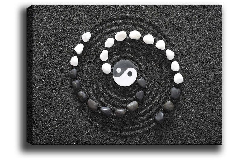 Lærred 70x100 cm - Stiliseret yin-yang-symbol omgivet af sorte og hvide sten i en spiralformet komposition - Sort / Hvid - Boligtilbehør - Billeder & kunst - Billeder på lærred