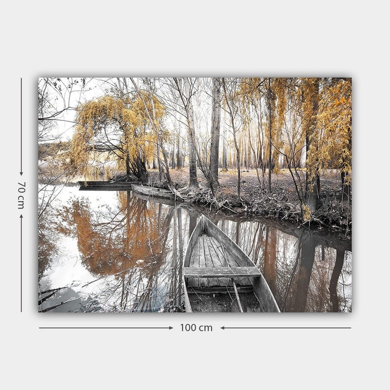 Lærred 70x100 cm - Stille båd på en spejlblank vandoverflade omgivet af efterårsfarvede træer - Guld / Grå / Sort - Boligtilbehør - Billeder & kunst - Billeder på lærred