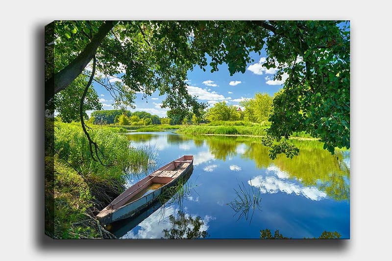 Lærred 70x100 cm - Stille båd på en spejlblank sø omgivet af frodige træer og vegetation, Grøn / Blå / Brun