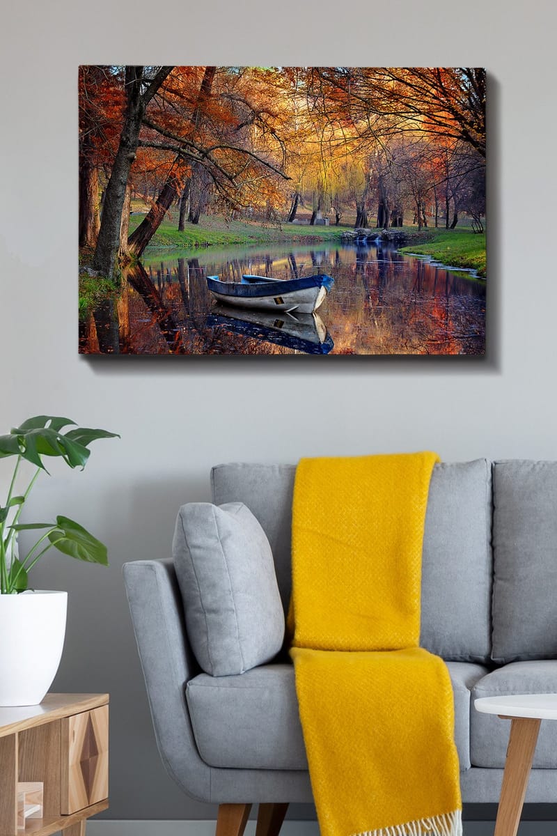 Lærred 70x100 cm - Stille båd på en spejlblank sø omgivet af efterårsfarver - Orange / Blå / Grøn - Boligtilbehør - Billeder & kunst - Billeder på lærred