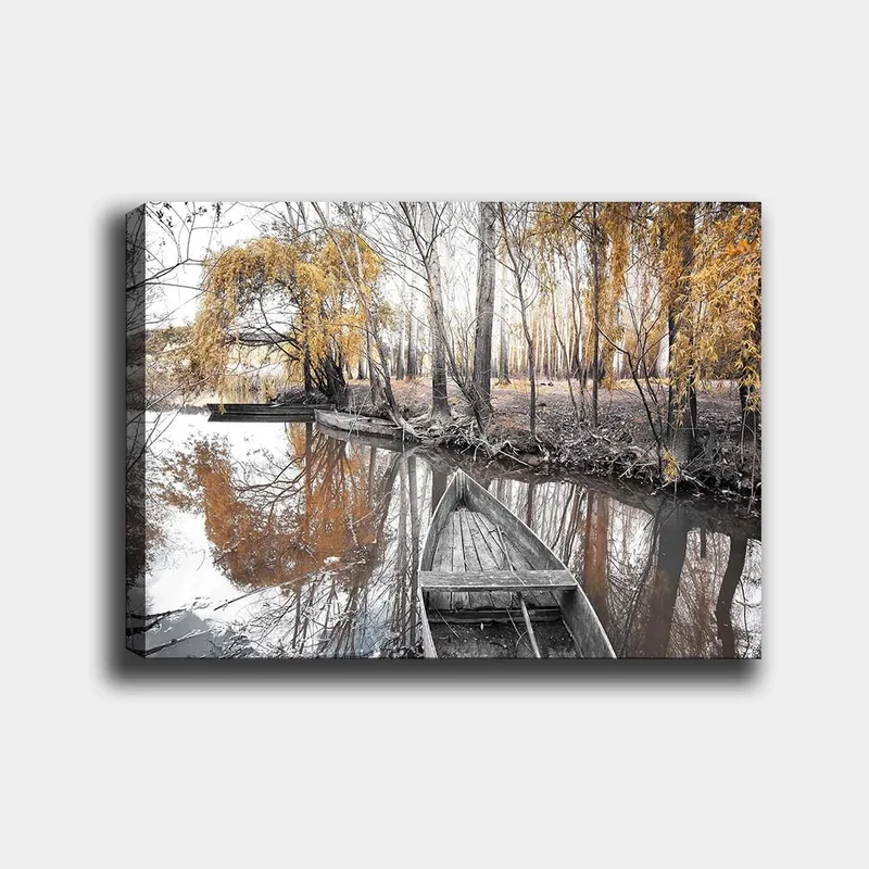 Lærred 70x100 cm - Stille båd på en spejlblank vandoverflade omgivet af efterårsfarvede træer, Guld / Grå / Sort