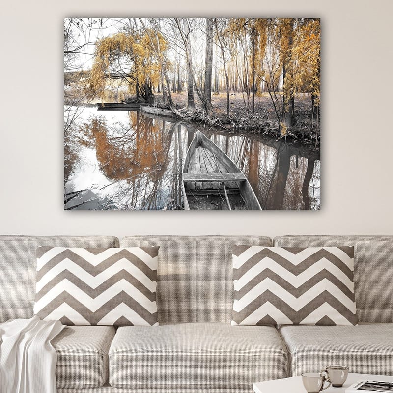 Lærred 70x100 cm - Stille båd på en spejlblank vandoverflade omgivet af efterårsfarvede træer - Guld / Grå / Sort - Boligtilbehør - Billeder & kunst - Billeder på lærred