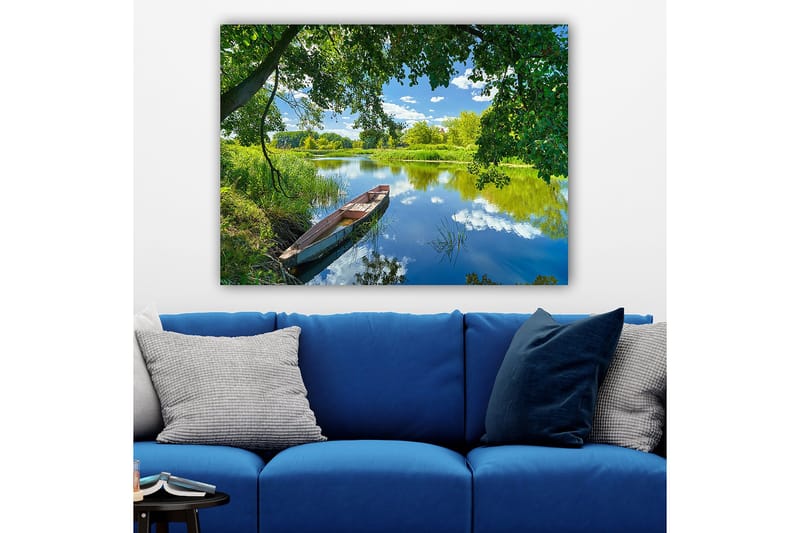 Lærred 70x100 cm - Stille båd på en spejlblank sø omgivet af frodige træer og vegetation - Grøn / Blå / Brun - Boligtilbehør - Billeder & kunst - Billeder på lærred