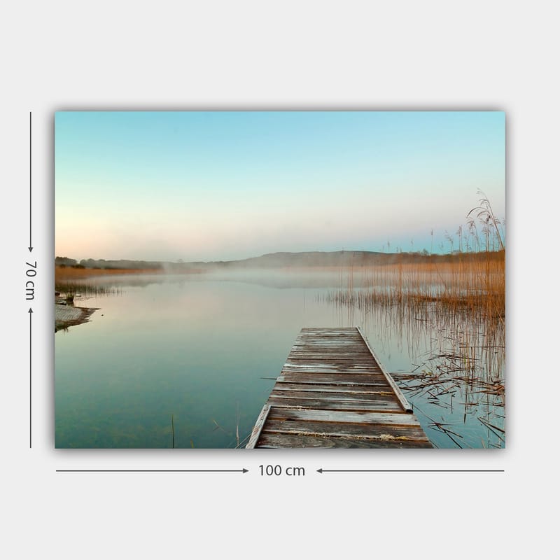 Lærred 70x100 cm - Stille mole strækker sig over en tåget sø ved daggry - Lyseblå / Beige / Grøn - Boligtilbehør - Billeder &amp; kunst - Billeder på lærred