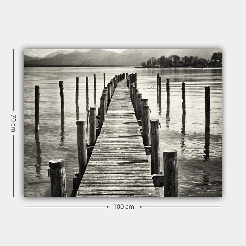 Lærred 70x100 cm - Stille mole strækker sig ud over vandet, omgivet af søjler spejlet i overfladen - Sort / Hvid / Grå - Boligtilbehør - Billeder & kunst - Billeder på lærred