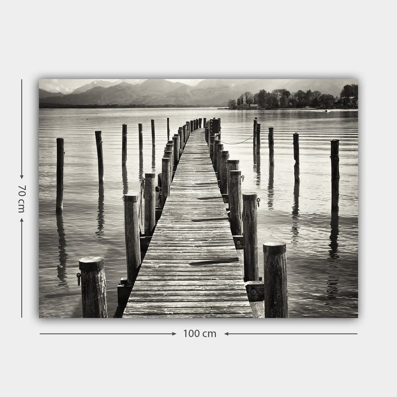 Lærred 70x100 cm - Stille mole strækker sig ud over vandet, omgivet af søjler spejlet i overfladen - Sort / Hvid / Grå - Boligtilbehør - Billeder & kunst - Billeder på lærred