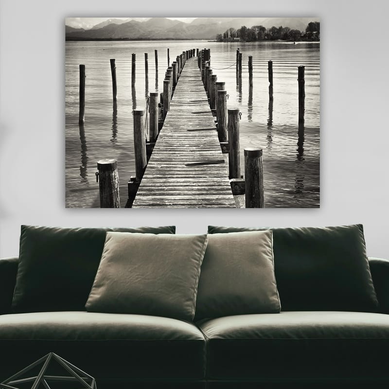 Lærred 70x100 cm - Stille mole strækker sig ud over vandet, omgivet af søjler spejlet i overfladen - Sort / Hvid / Grå - Boligtilbehør - Billeder & kunst - Billeder på lærred