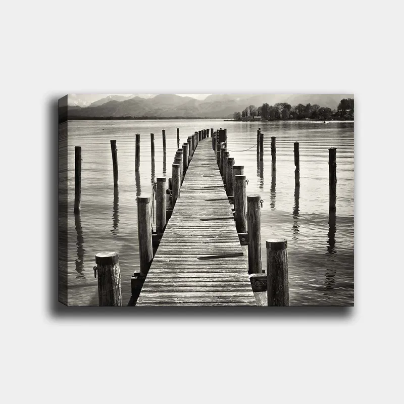 Lærred 70x100 cm - Stille mole strækker sig ud over vandet, omgivet af søjler spejlet i overfladen, Sort / Hvid / Grå