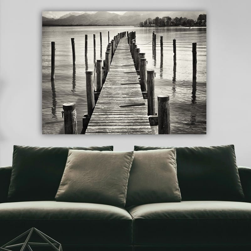 Lærred 70x100 cm - Stille mole strækker sig ud over vandet, omgivet af søjler spejlet i overfladen - Sort / Hvid / Grå - Boligtilbehør - Billeder & kunst - Billeder på lærred