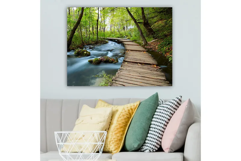 Lærred 70x100 cm - Stille skovsti, der snor sig over en rislende bæk omgivet af frodige træer og vegetation - Grøn / Brun / Blå - Boligtilbehør - Billeder & kunst - Billeder på lærred