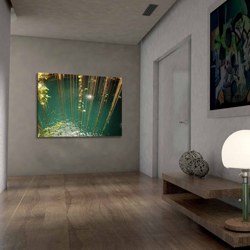 Lærred 70x100 cm - Stille vandoverflade omgivet af hængende vegetation og naturlige elementer - Turkis / Grøn / Brun - Boligtilbehør - Billeder & kunst - Billeder på lærred