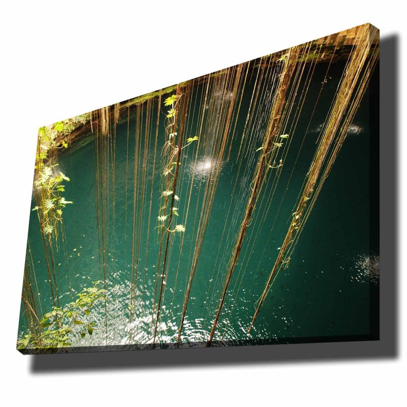 Lærred 70x100 cm - Stille vandoverflade omgivet af hængende vegetation og naturlige elementer, Turkis / Grøn / Brun