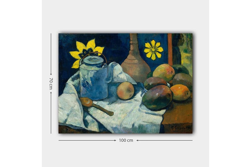 Lærred 70x100 cm - Stilleben med en blå kande, frugter og en gul blomst - Blå / Gul / Grøn - Boligtilbehør - Billeder & kunst - Billeder på lærred