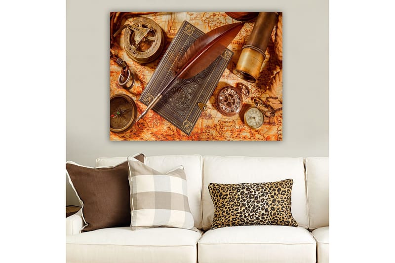 Lærred 70x100 cm - Stillkomposition af antikke navigationsværktøjer og en fjerpen på et gammelt kort - Mørkebrun / Guld / Orange - Boligtilbehør - Billeder & kunst - Billeder på lærred
