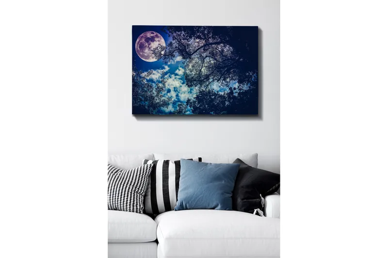 Lærred 70x100 cm - Stjernenat med en stor måne, der skinner gennem træernes grene - Mørkeblå / Lyseblå / Lilla - Boligtilbehør - Billeder & kunst - Billeder på lærred