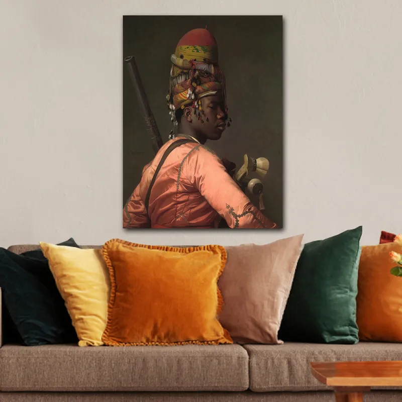 Lærred 70x100 cm - Stolt mand i traditionelt tøj med en farverig hovedbeklædning og et våben i hånden - Lyserød / Grøn / Sort - Boligtilbehør - Billeder & kunst - Billeder på lærred