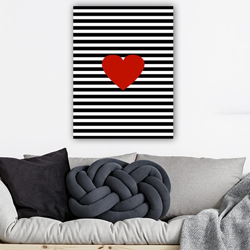 Lærred 70x100 cm - Stor rød hjerteform mod en baggrund af sorte og hvide striber - Rød / Sort / Hvid - Boligtilbehør - Billeder & kunst - Billeder på lærred