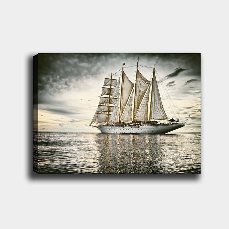 Lærred 70x100 cm - Storslået sejlbåd med hvide sejl, der glider hen over en spejlblank havoverflade under en dramatisk himmel, Hvid / Grå / Beige
