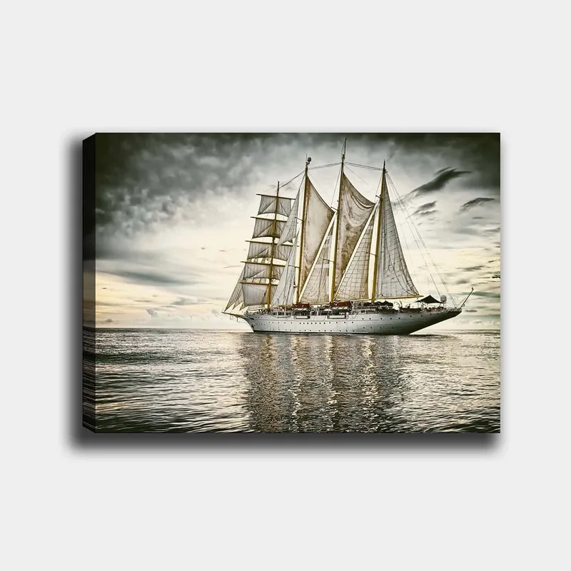 Lærred 70x100 cm - Storslået sejlbåd med hvide sejl, der glider hen over en spejlblank havoverflade under en dramatisk himmel, Hvid / Grå / Beige