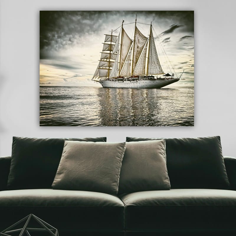 Lærred 70x100 cm - Storslået sejlbåd med hvide sejl, der glider hen over en spejlblank havoverflade under en dramatisk himmel - Hvid / Grå / Beige - Boligtilbehør - Billeder & kunst - Billeder på lærred