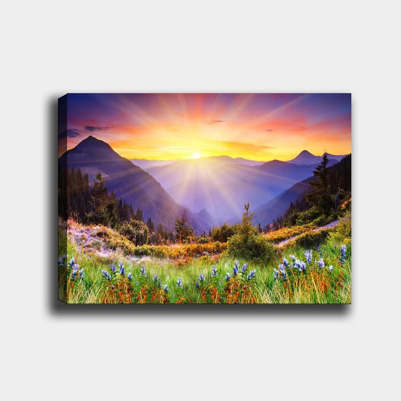 Lærred 70x100 cm - Storslået solopgang over bjerge og frodige enge, Guld / Lilla / Grøn