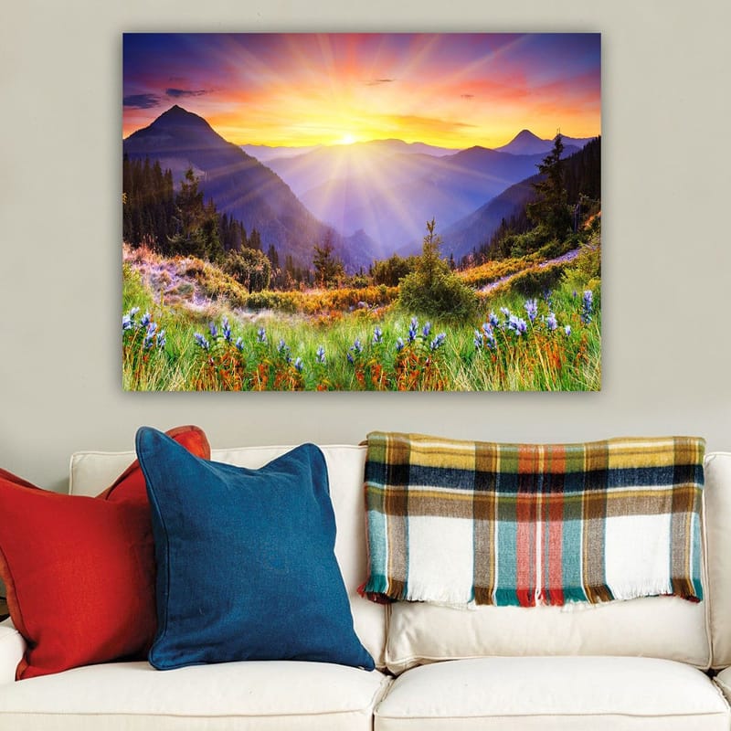 Lærred 70x100 cm - Storslået solopgang over bjerge og frodige enge - Guld / Lilla / Grøn - Boligtilbehør - Billeder & kunst - Billeder på lærred