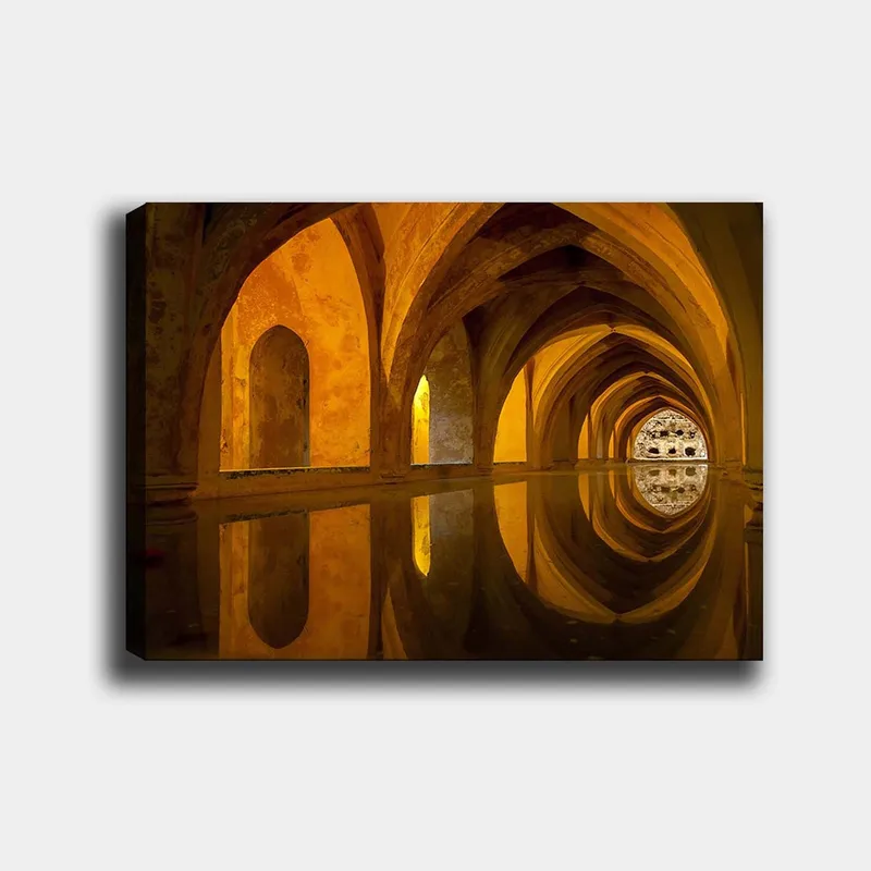 Lærred 70x100 cm - Storslået udsigt over en gammel arkitektur med buer og refleksioner i vand, Guld / Brun / Beige